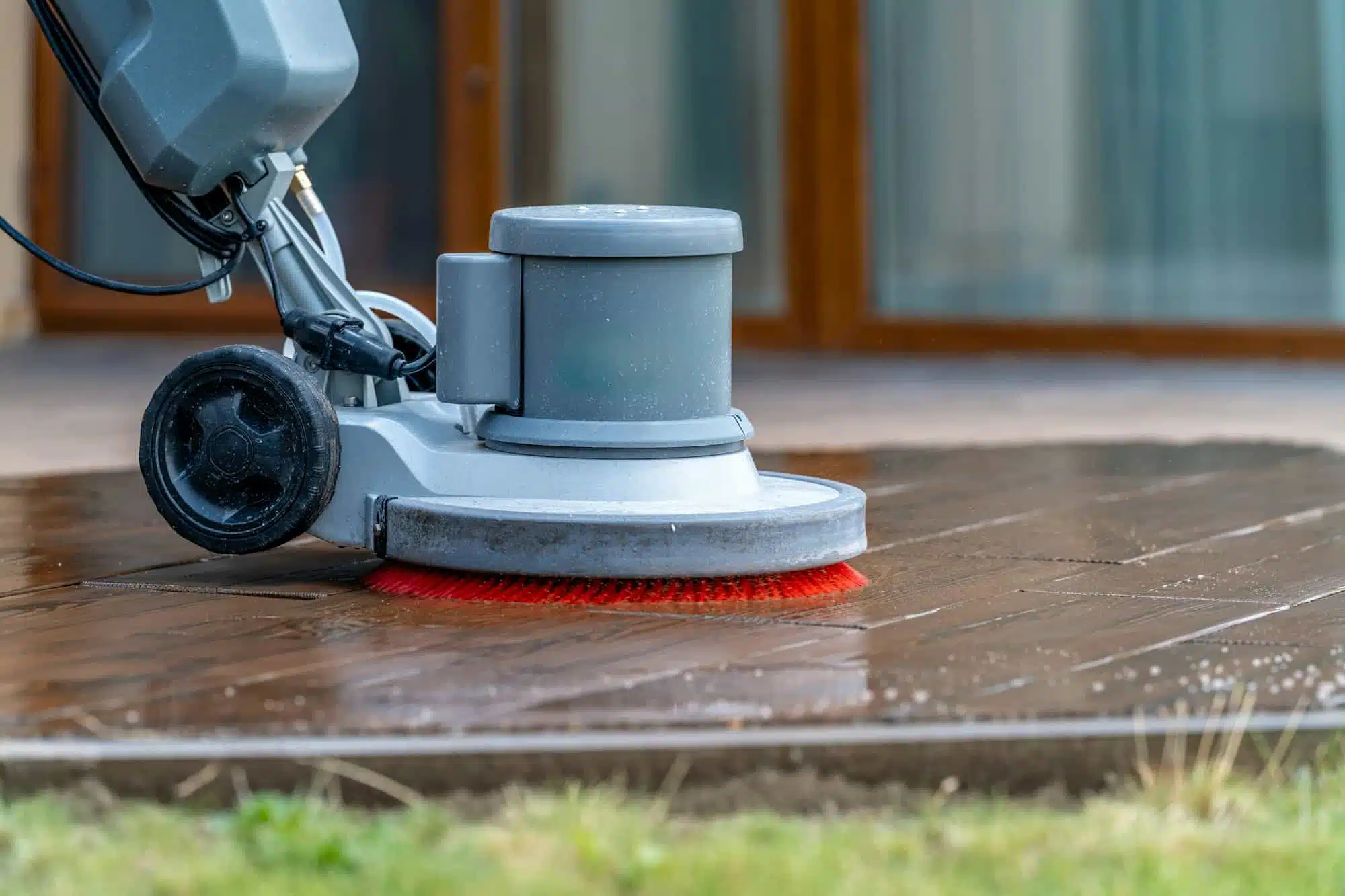 Terrassenreinigung mit modernen Maschinen